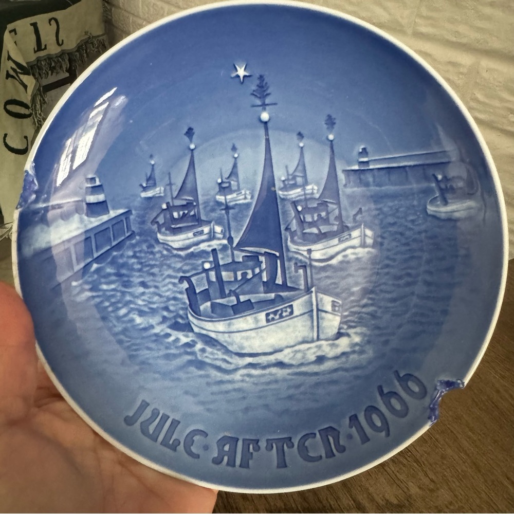 Bing & Grondahl Jule Aften 1966 "Hjem Til Jul" 7" Blue Collector Plate Sailboats